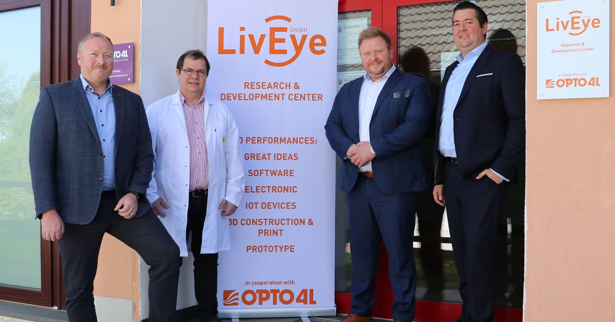 (v.l.n.r.): Marc Thurn, CEO der Marc Thurn Unternehmensgruppe, Ünal Dogan, Leiter des Research & Development Centers, Arkadiusz Plaskowicki & Carsten Simons, Management-Team der LivEye® GmbH.