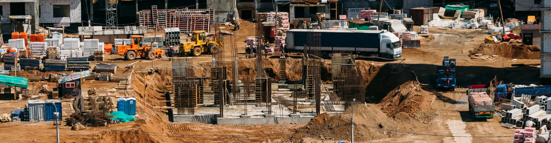 Großbaustelle mit vielen Fahrzeugen