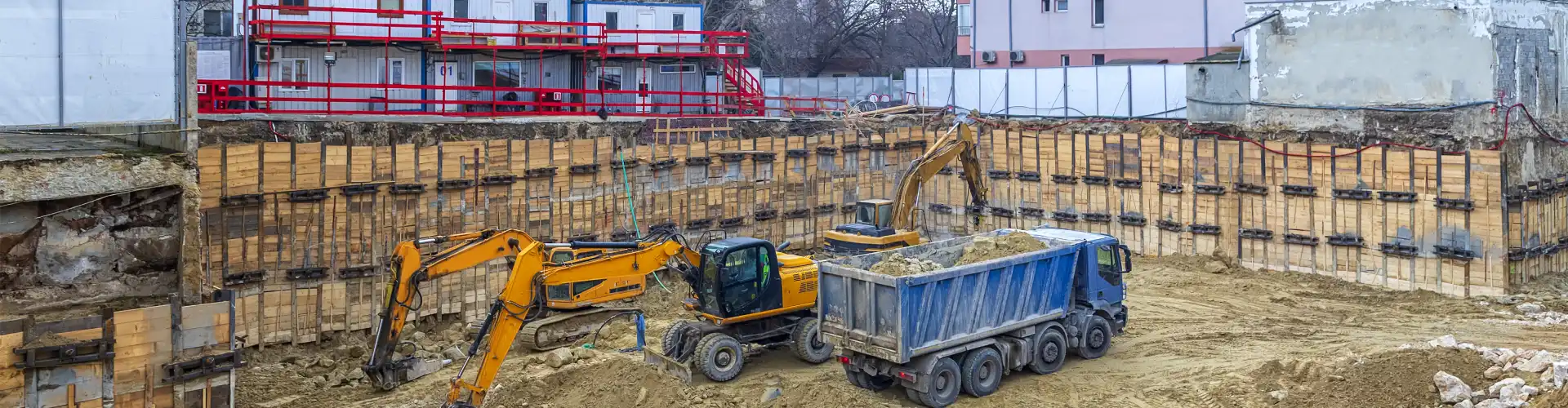 Baustelle mit LKWs und Bagger