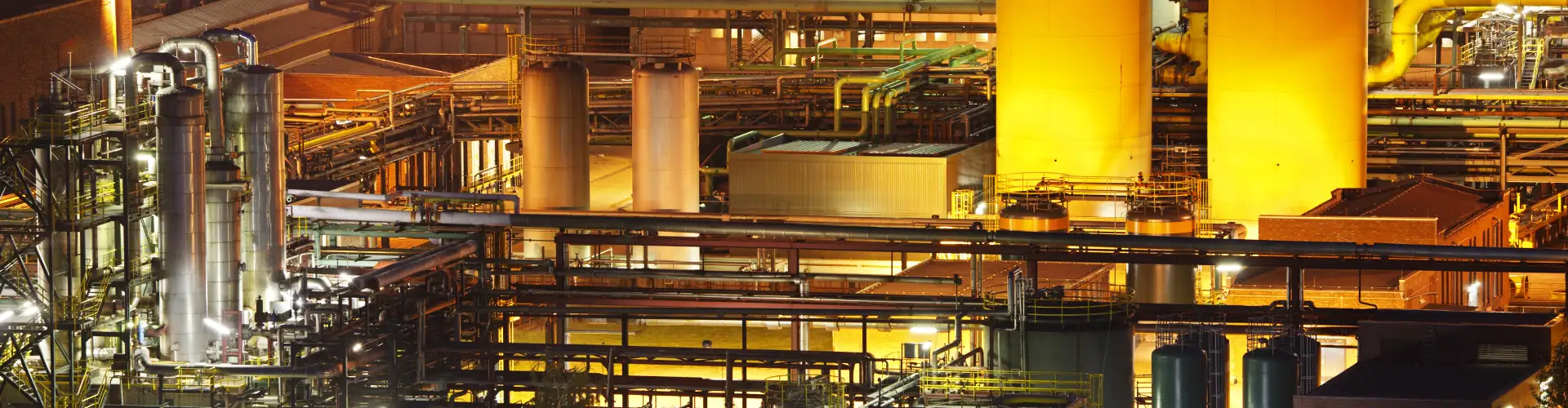 Industriegelände bei Nacht