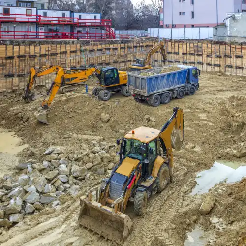 Baustelle mit verschiedenen Baustellenfahrzeugen