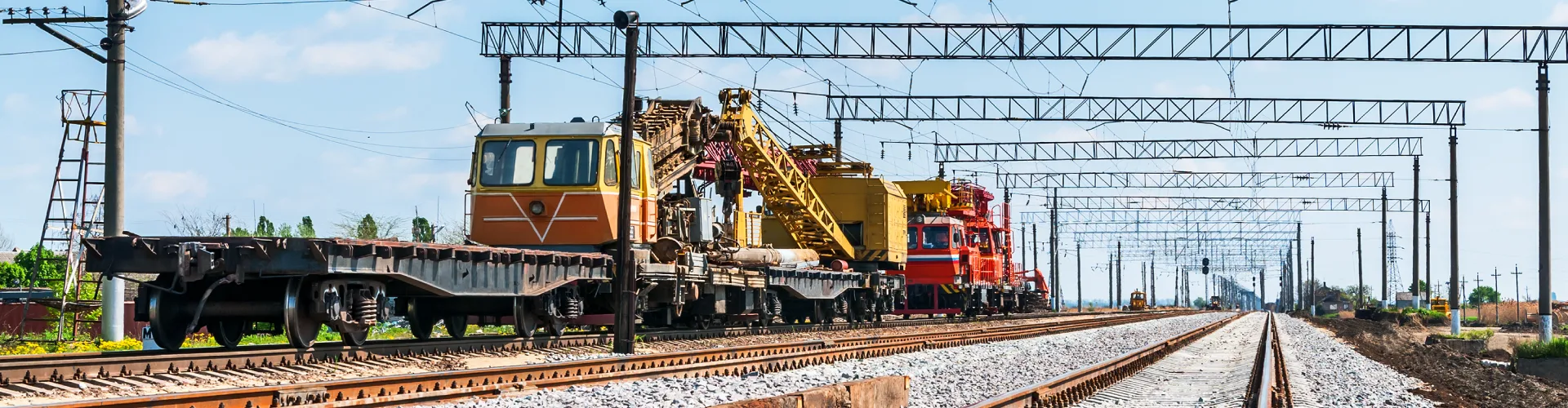 Zug mit Baumaschinen für Gleisbauarbeiten