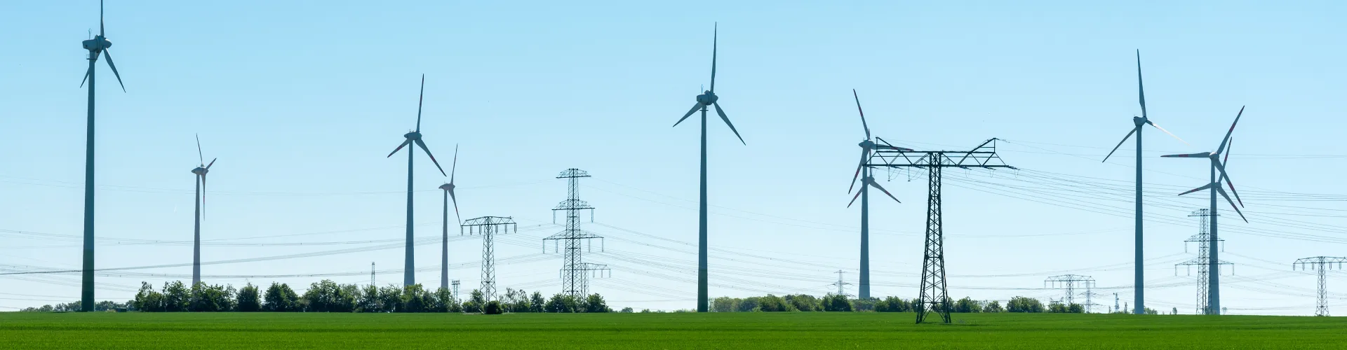 Windräder und Strommasten