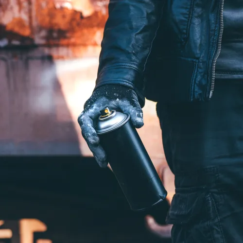 Mann mit Spraydose in der Hand