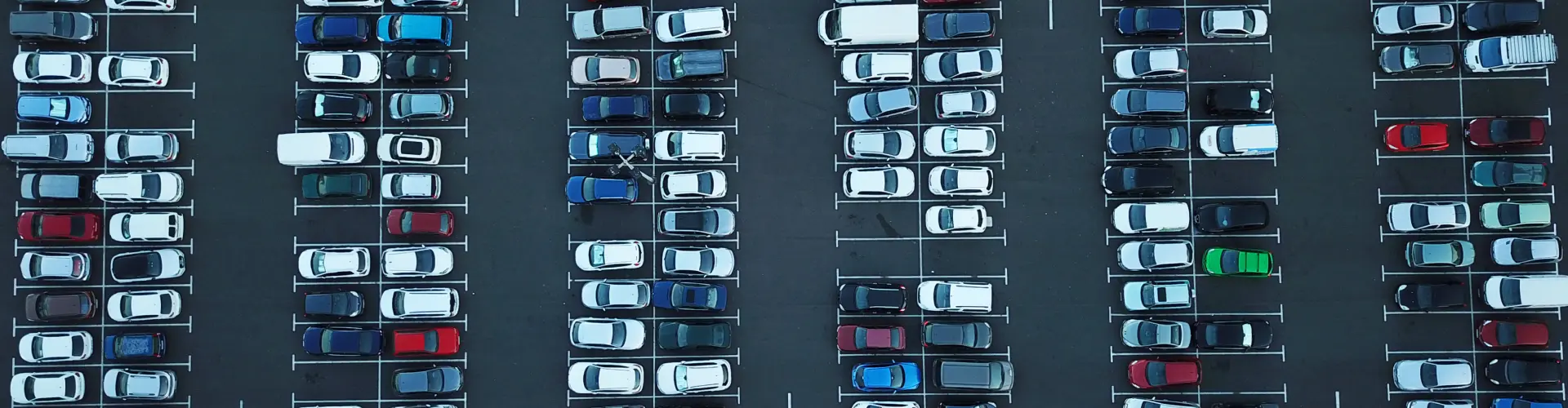 Geparkte Autos auf einem Parkplatz in der Draufsicht