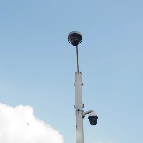 Kameraturm mit Himmel im Hintergrund
