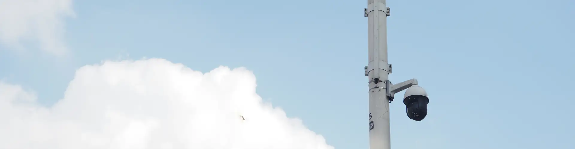 Kamera mit Himmel im Hintergrund